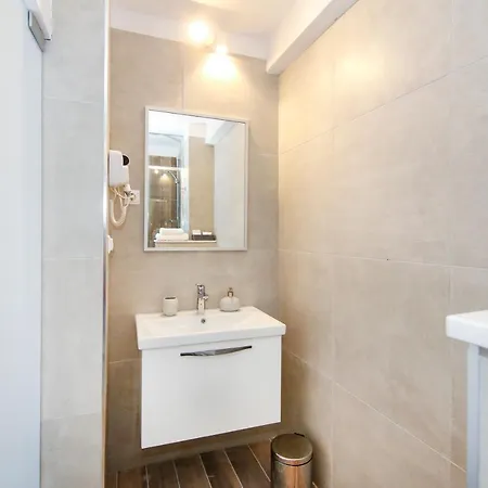 Dado Apartment Split
