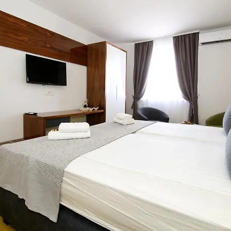 Dado Apartment Split