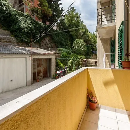 Dado Apartment Split