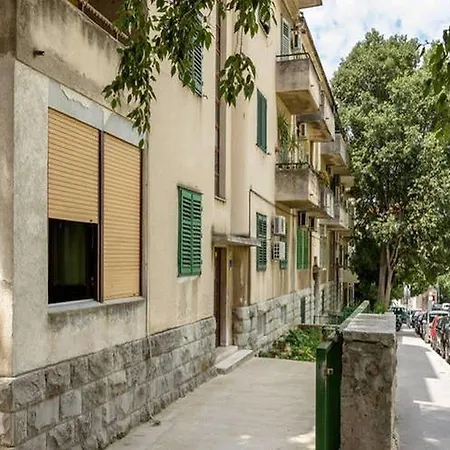Dado Apartment Split